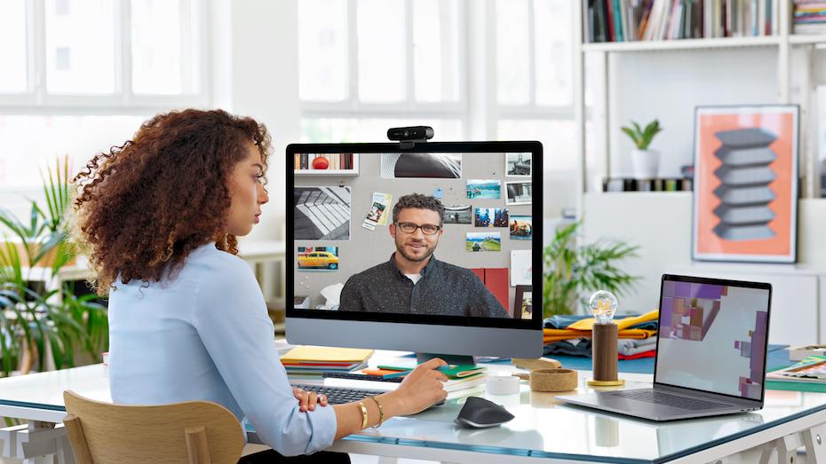 Uma mulher e um homem em videoconferência