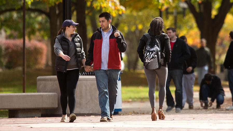 Um casal caminhando juntos no campus