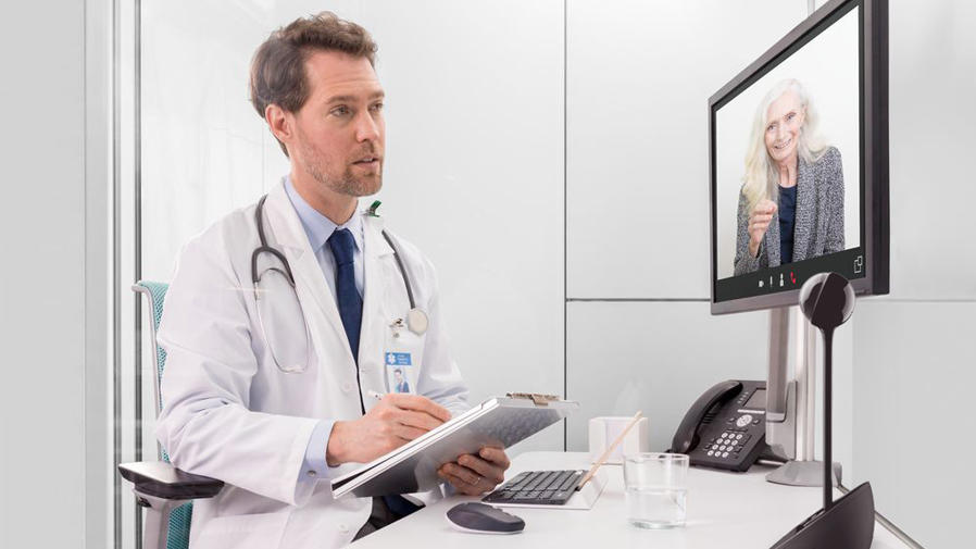 Docteur en conversation vidéo avec le patient