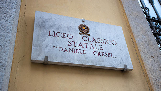 photo of plaque showing the name of liceo crespi